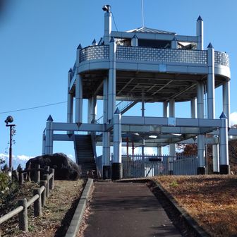 450段の階段を登り、猿倉山頂上(標高344.6m)です。
通称「風の城」の建建造物がある猿倉山山頂