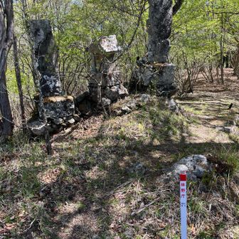 いろいろ構造物が山頂ほど近くにはある