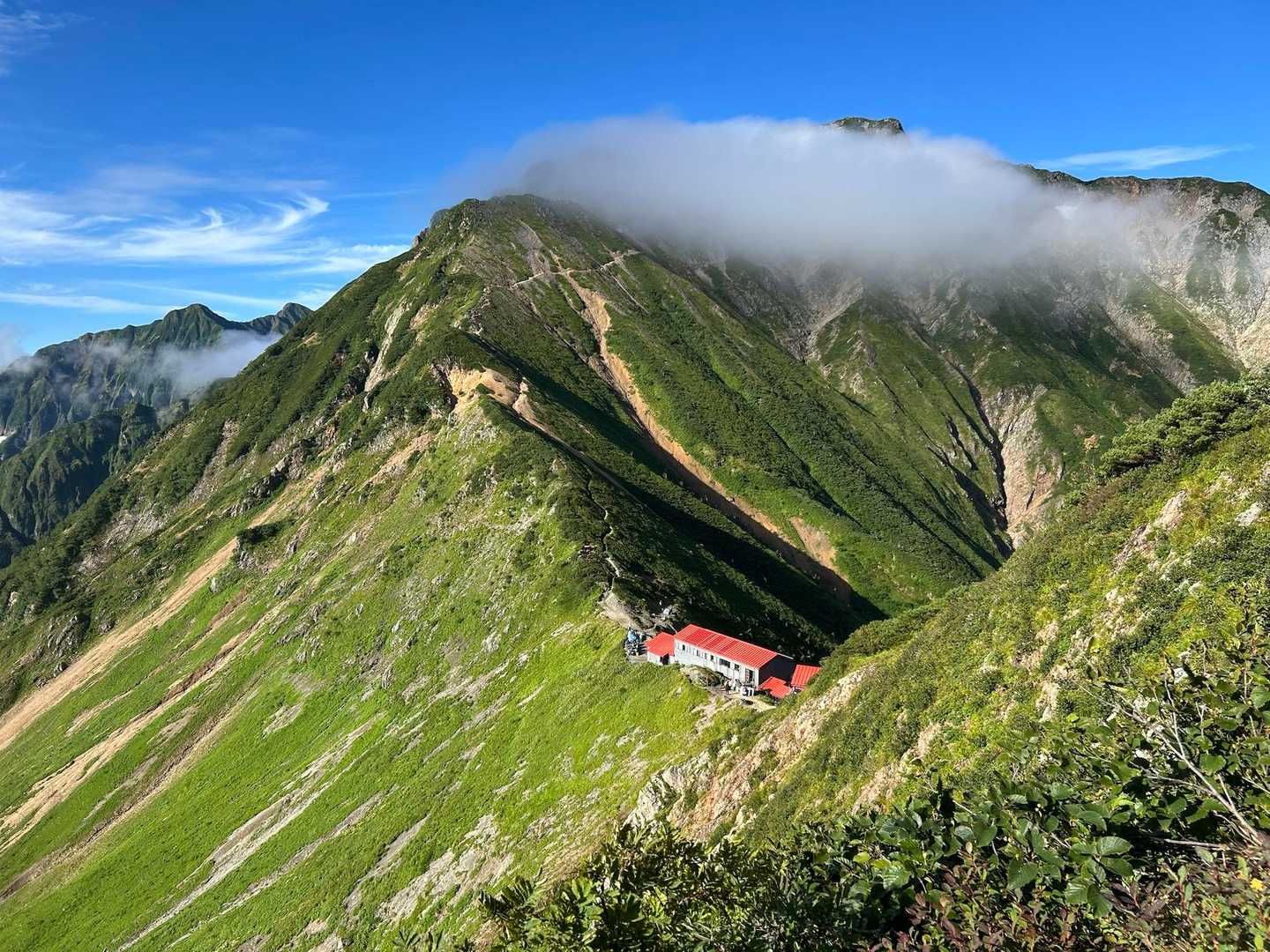 五竜岳山荘が遠のきます。山頂雲☁️取れません。