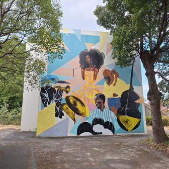 「夫婦石展望台」の壁画。ファンキーなデザイン😁