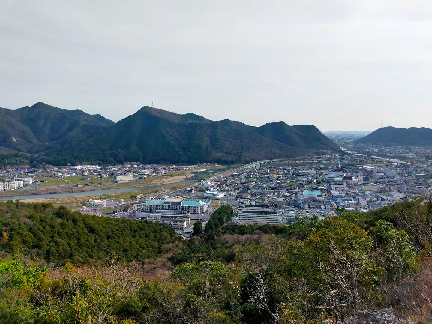さっき登った鈴堀山と和布山