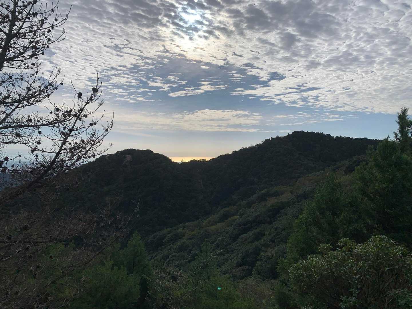 振り返って右が臼杵ヶ岳。左がお隣の臼杵山。