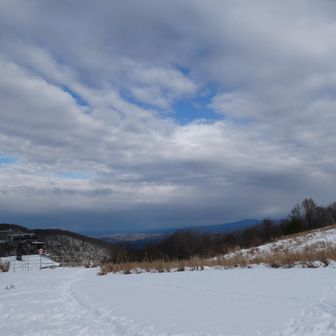 ゲレンデ方面は柵してあり立入禁止🈲のようです😆ゲレンデのワカン下り楽しかったのに～😅