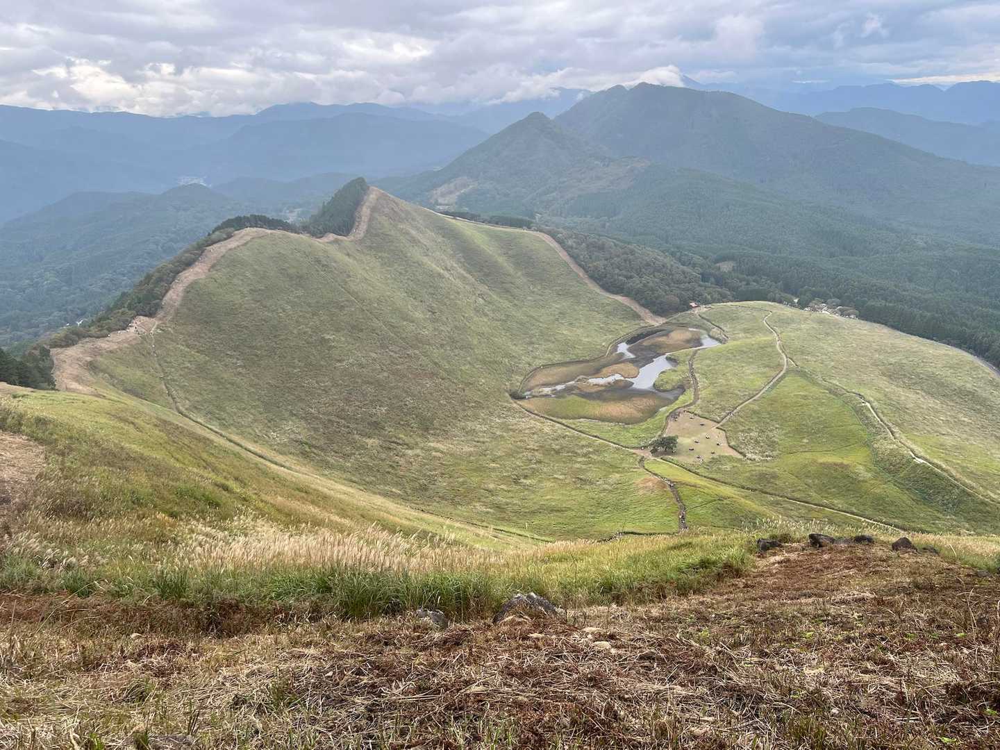 てっぺんまで辿り着いたよ。
いい景色😊
奥に古光山たちが見える😃