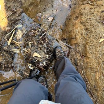 雪解け水と先日の雨の影響か、小さい沢のようになっていました☔️ジャバジャバしてます