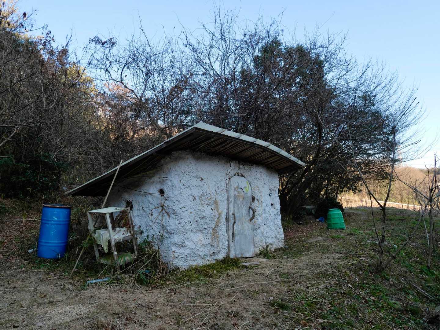 下っていきましたら北欧風の小屋が。