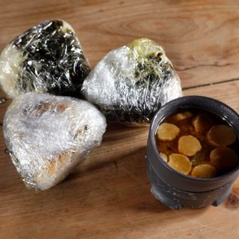 チブリ避難小屋で朝食。
suzuさんとまーくさんが作ってくれたおにぎり。
味噌汁とお茶も貰いました😊