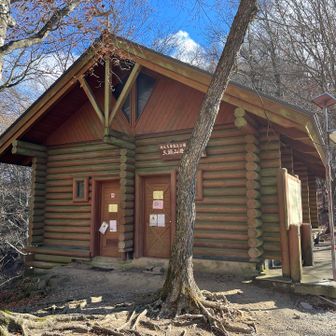 避難小屋、立派すぎる😅