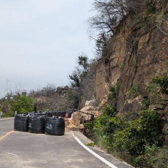 剥き出しになった法面崩壊
これが　原因で　通行止め🚫？