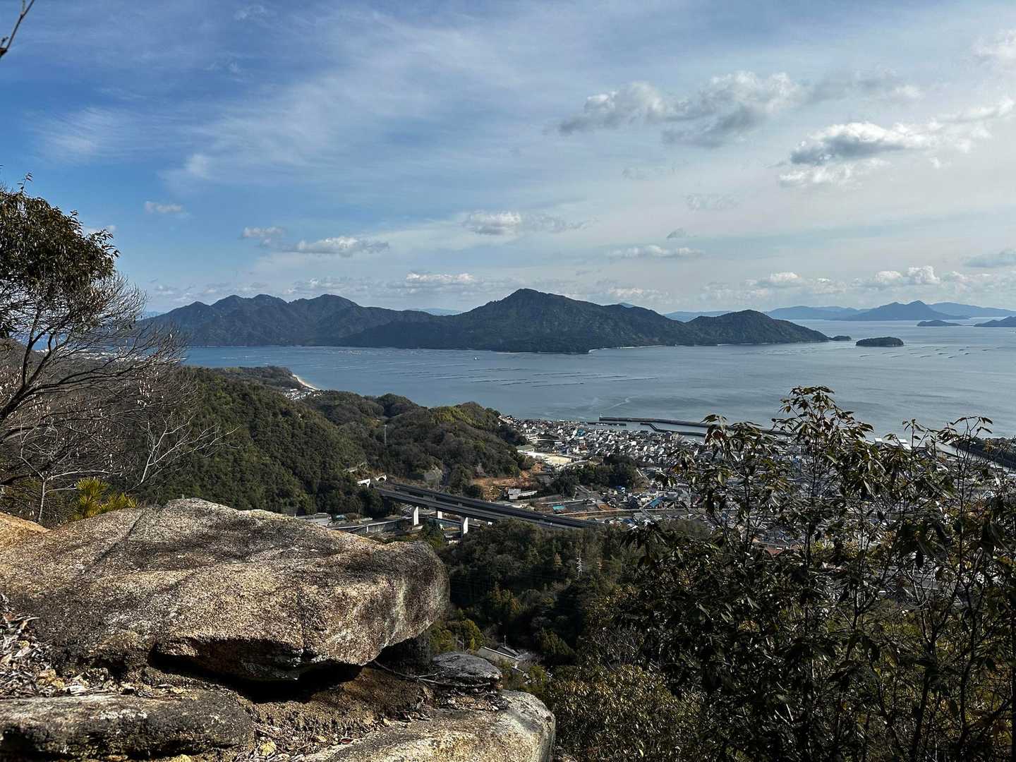 ニノ鎖場上からの景色😍
のんびりするには良い岩場☕️
正面には宮島、岩船岳が正面に
寝られるスペースは…無い🥲