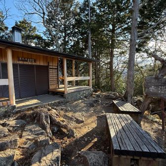 霧藻ヶ峰到着
前来た時ボロボロだった休憩所が綺麗になってた