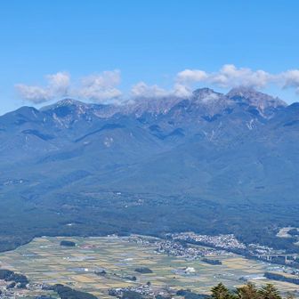 ゴンドラ山頂駅まで戻ってきました！八ヶ岳が朝よりもキレイに見えました🤗✨️

みんなが🚬休憩でいない間に駅前にあったベンチに座ってひとり八ヶ岳をながめながらボーッとしてたら、日向ぼっこができて☀️気持ちがよくなって寝てしまいそうでした💤こんな山での過ごし方、最高です😁