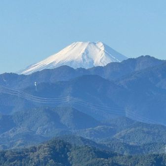 バッチリ冠雪している❄️🗻

気象庁は10月30日に富士山の初冠雪を発表しました。平年より28日遅く、昨年より7日遅い観測となりましたが、山頂付近が白く覆われている様子が確認できます。