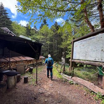 小屋の脇を通って