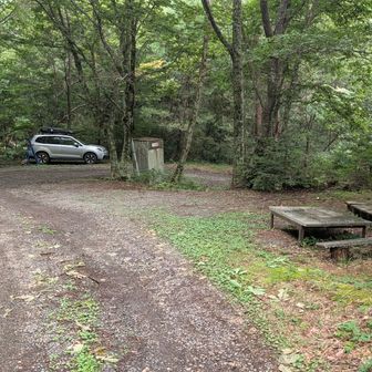 池口岳登山口
ベンチとトイレがあります。(中は覗いていません…)
クルマはベンチとトイレの間に４〜５台、画像にあるように谷側に２台停められます。
他に、ここから少し下ったところに広場があり、そこに２台程、上がったところの避難小屋に４台停められそうですが、登山者が停めていいのかは不明。