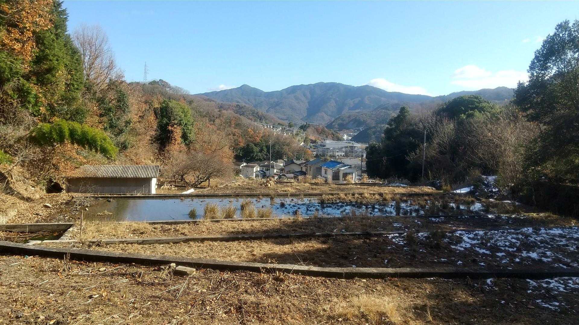 登山口に向かう途中。
振り返り、安芸アルプスの山々。