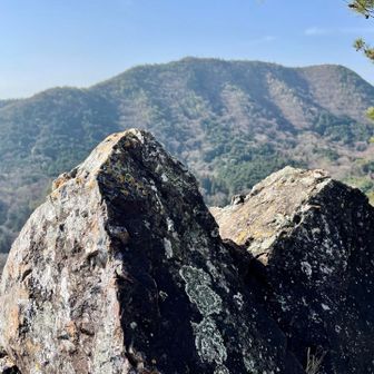 槍どんぐり山の槍
向こうの山から歩いて来たよ