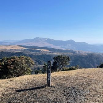 子岳\( ˆoˆ )/
ここからの眺めも最高です✨
朝日が昇るのも、夕陽が沈むのも見れそうなので今度来てみよう🎵