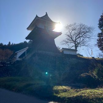 岩村城太鼓櫓
奥に歴史資料館があります。