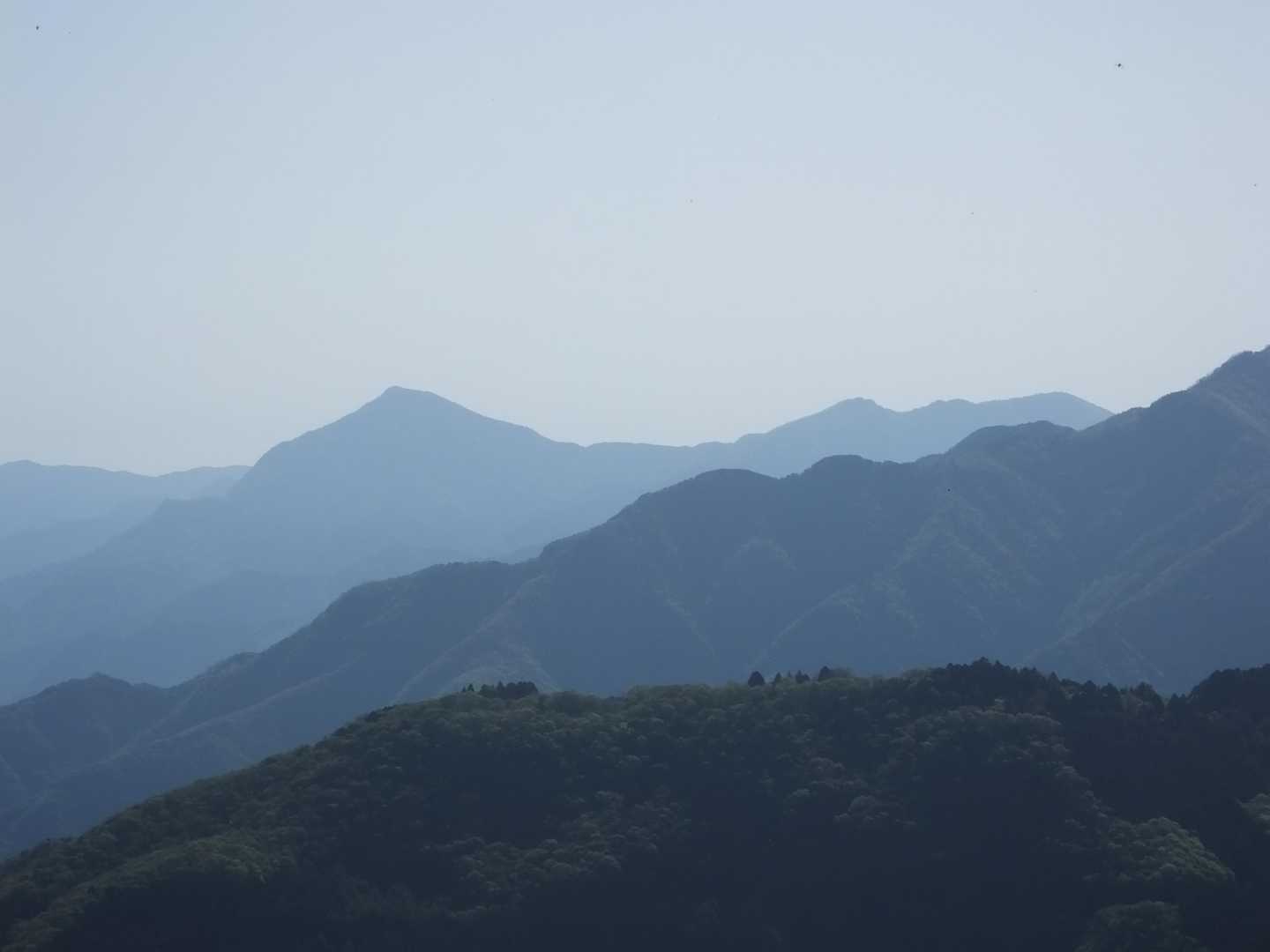 武甲山から大持子持に続く稜線も見えました。