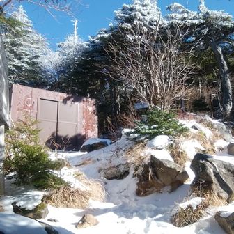 避難小屋。だいたい中間ですね。