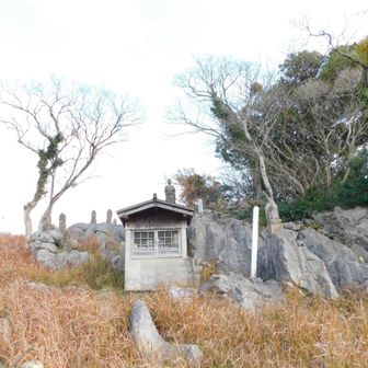 平尾百仏

社がありました✨️
昭和30年代頃に平尾台の各地にあった石仏さまを集めて祀っているとの事