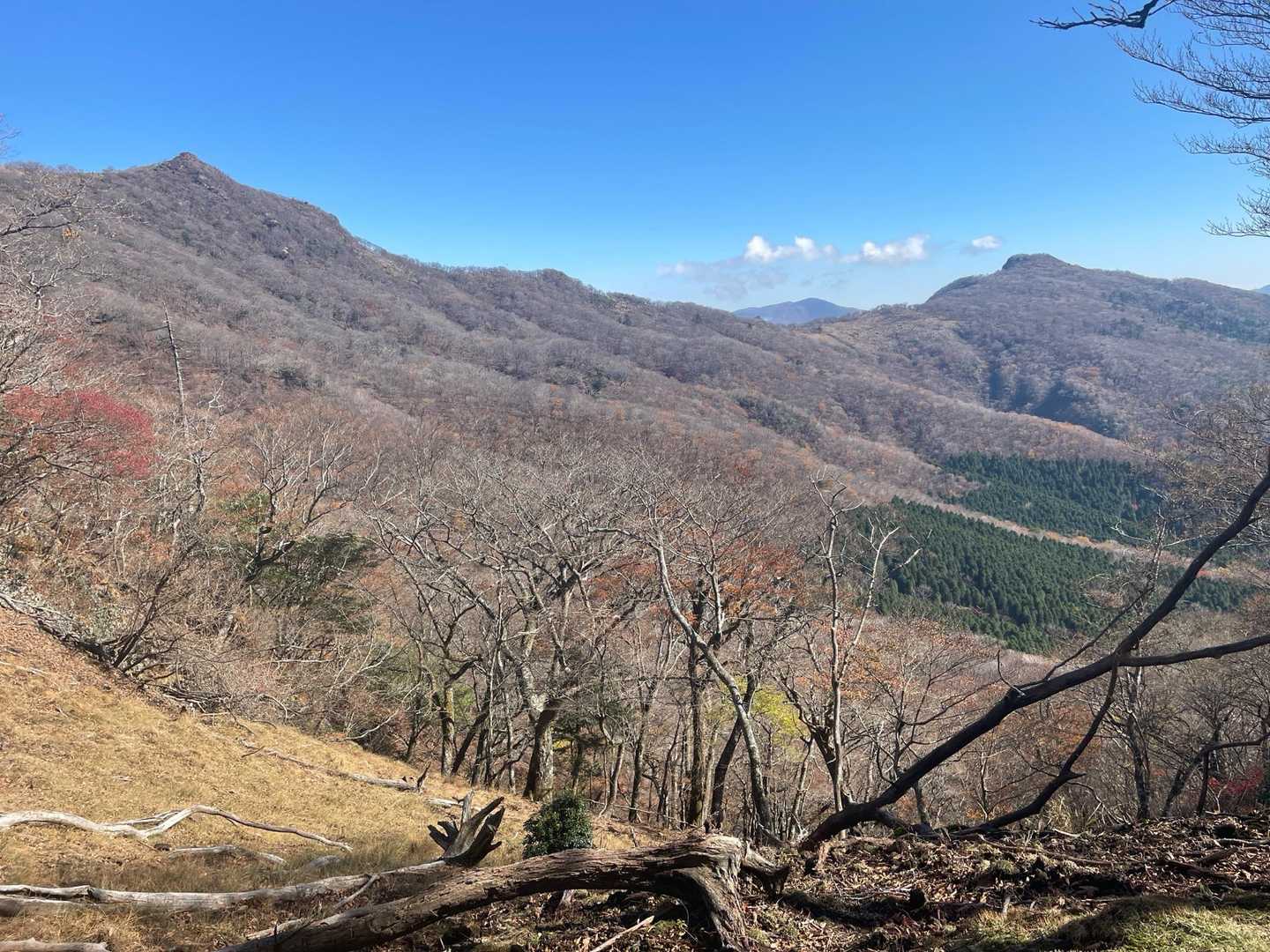 障子岳と古祖母山　葉っぱが落ちて綺麗に見れます
