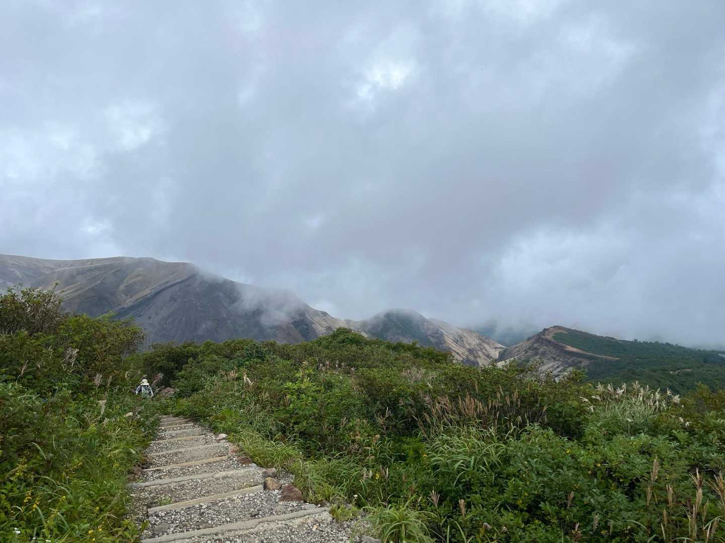 小雨パラパラ、、下山はサクサク