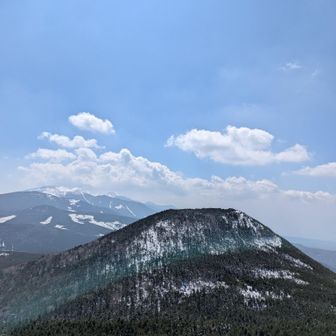 茶臼山の向こうは硫黄岳と天狗岳