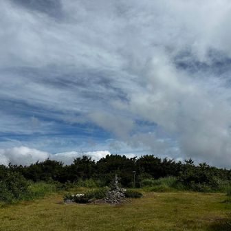 毛無山山頂⛰️
曇り予報だったけど
青空出てる🩵
山頂ひとりぼっち。