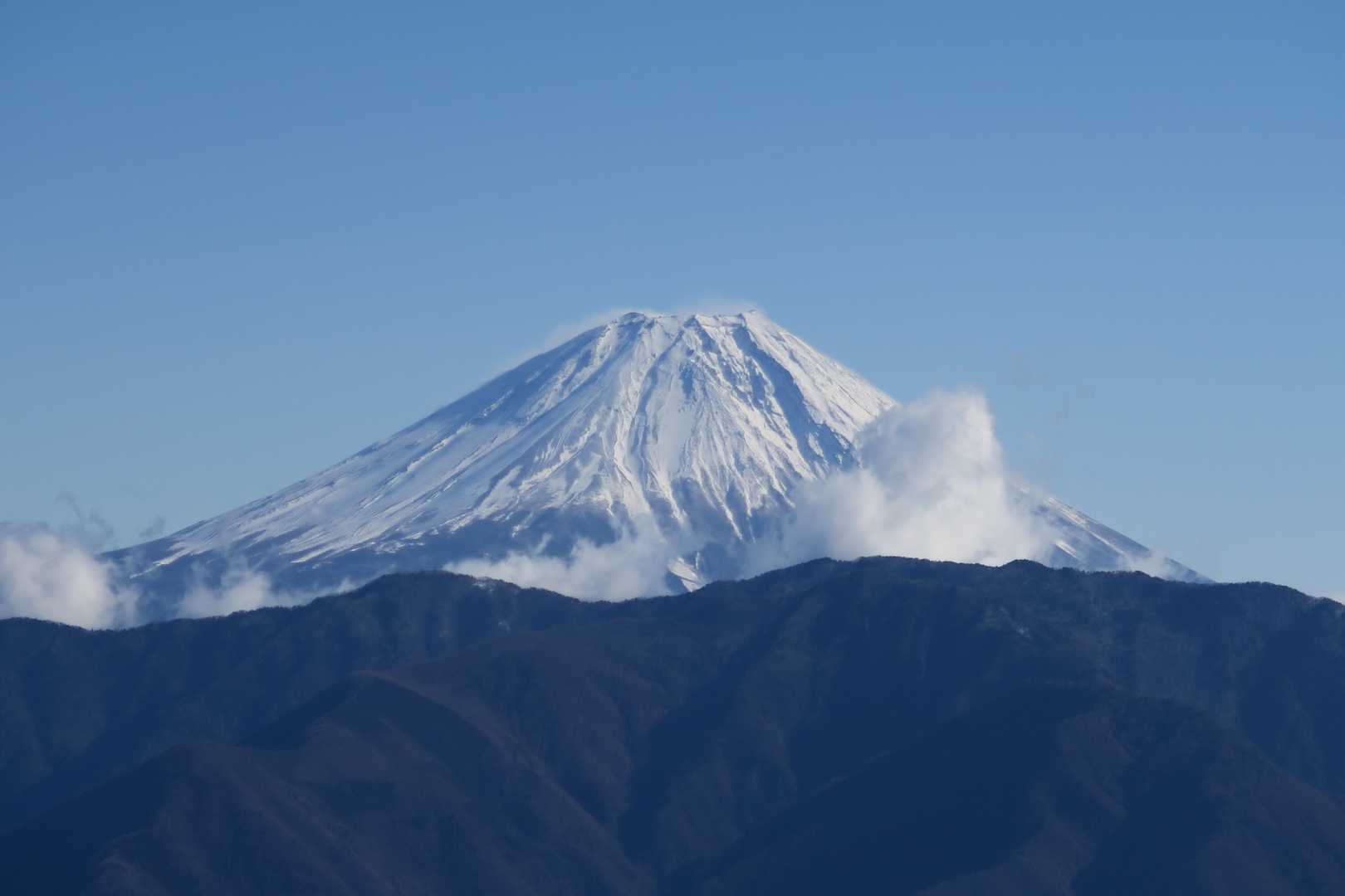 富士山山頂の雪煙が肉眼でも見えた
風速30mくらいありそう