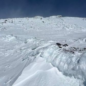 8合目からはさらに爆風で寒くなる