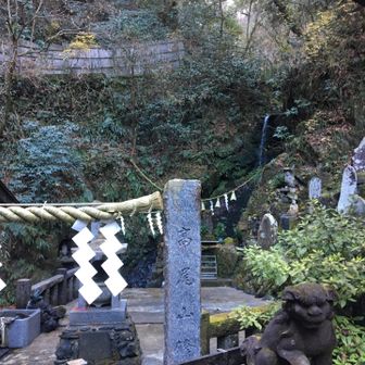 高尾山の滝 その２、琵琶滝。人通りが多いけど厳かな感じがする所だ。