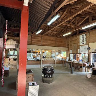 岩場をぬけるとびっくり立派な弘法大師さまがおられましたが写真は無し。21日日曜に護摩焚きあるとの事で木札に名前を書いておじちゃんに預けました。
弘法大師様像の下に弘法大師空海上人が独鈷で岩を掘ったら水が湧いてきたという独鈷水があり汲んでおられる方も見られました🙏🏻