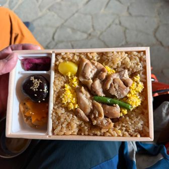 山で食べる鶏めしは最高ー
