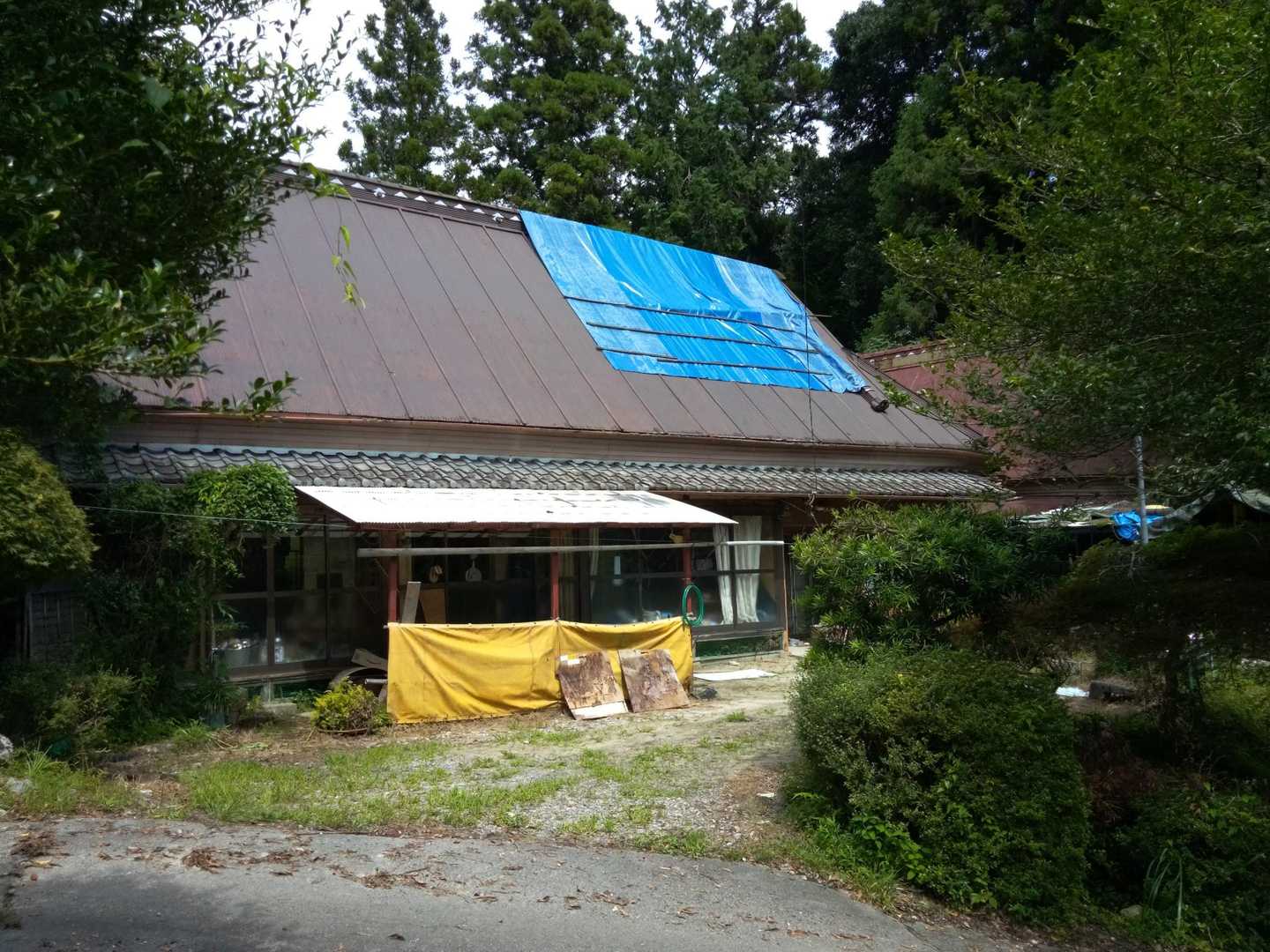 　２軒目の家屋。最近、大雨が降り続いたため、屋根をシートで応急修理されたようだ。
　この民家の林道を挟んだ斜め上にも１軒の家屋があったと思ったのだが、記憶が曖昧である。
　山のガイドブックによると、平蔵の地名は大字四ッ松小字平蔵で、平蔵は別の字を十明と呼んでいたとのこと。