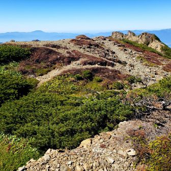 前岳山頂に陥落、亀裂箇所が多い、不気味な地形