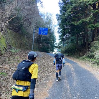 ここからはしばらくロード...
もちろん若い2人は全走り...上って行きます💦

お先に行ってと言ってるのに😅
前の2人がスピード緩めて
追いついてしまうヤツ💦
