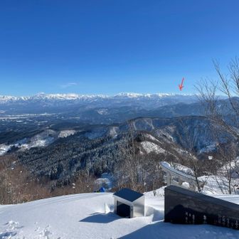 🤩🤩立山連峰〜✨✨✨
左から▶️毛勝三山、KING👑剱岳、剱御前、奥大日岳etc、、薬師岳、北ノ俣岳、黒部五郎岳🏔️🏔️🏔️
‼️槍ヶ岳▲穂先がチラ見えしてる(*≧∀≦*)

稜線の先には、旧ゲレンデ（ユートピアゲレンデ）が見えてます👆