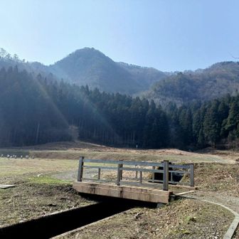 きれいに整備された登山口。駐車場も十分な広さ。
ずーっとこんな感じのお山かな〜🤗　のんびり気分で登り初める。後で鎖場が出てくるとも知らずに…😇
