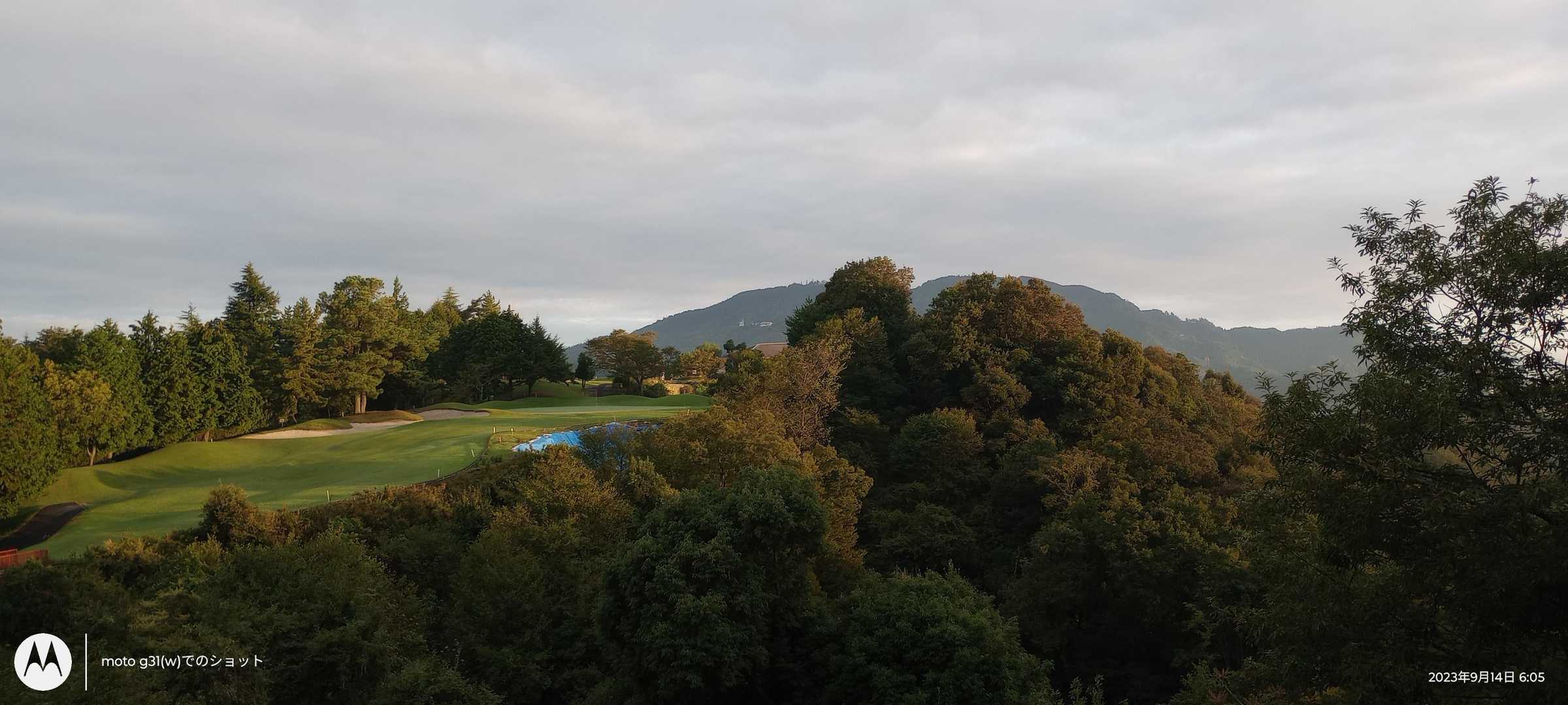 ゴルフ場から比叡山。