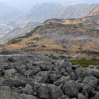 浄土山からかなりガッツリ下る。