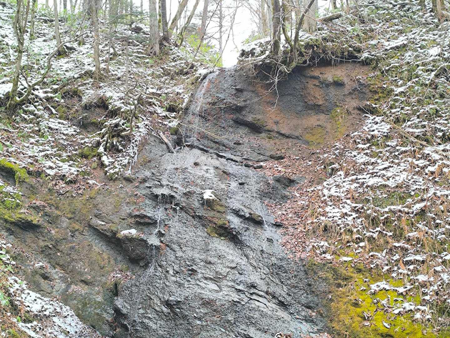 するとさっそく涙の滝
チョロチョロと流れる水もなかなか良きです