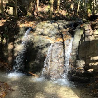 二ツ釜の滝だそう

ワイには３つに見える