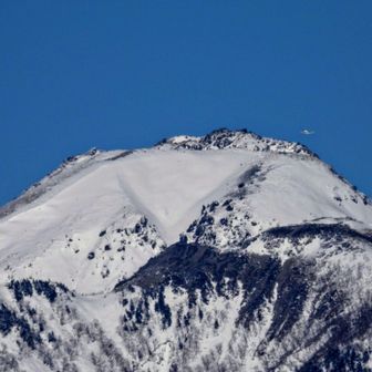 更に山頂のアップしたら。
右上に、なんか物体が浮かんでる。
UFOかな。🤣
更にアップで観察じゃ。🤣