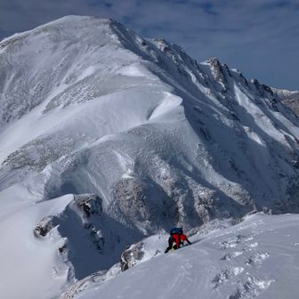 大障子をバックステップで降りるちゃ〜さん
厳冬期でガリガリになれば、ロープ案件の斜面になるんですって
色々と情報を教わります