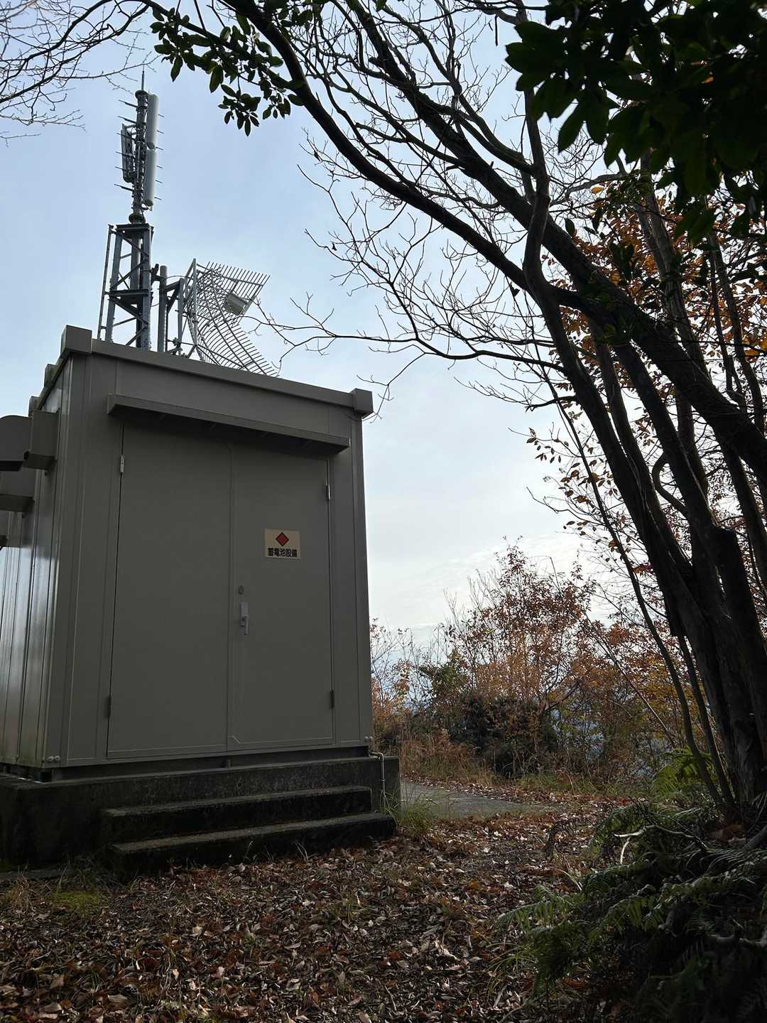蓄電池設備を道なりに右折します。