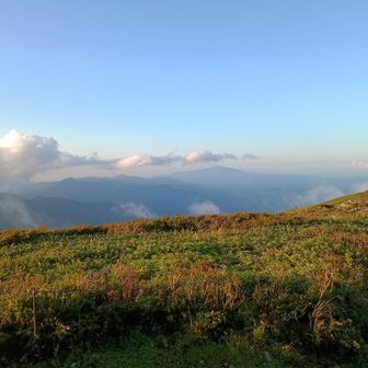 ありがたいことに、夕方になると少しガスが晴れ、月山や鳥海山までの絶景が拝めました
