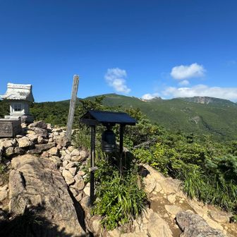 薬師岳にある祠
鐘があったのでもちろん鳴らします。

カ〜ン　カ〜ン♪

ここのすぐ先に、、