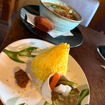 マハラジャさんの、どんぶりいっぱいの🈵スープカリー。頑張って食べ切りました❣️ Nリーダーの大盛りカリーは、ご飯の山が２つもあった😅　ごっつあんです‼️